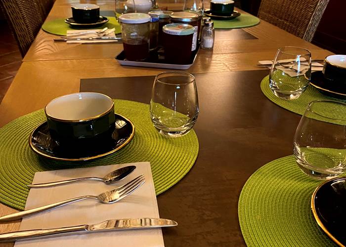 Petit déjeuner dans la grande sale voutée