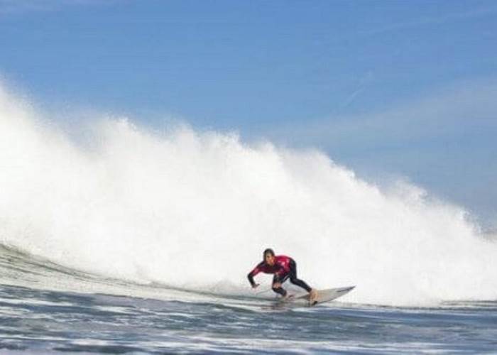 Surf à la Grande Plage au pied de OCEAN 7