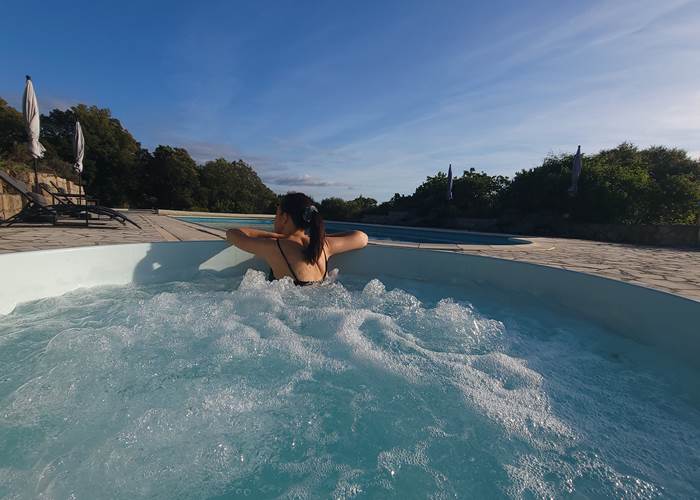 Bain à remous et piscine avec vue sur la nature / Domaine Cardu Corse