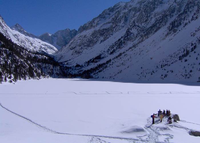 Randonnée en hiver sur le lac de Gaube gelé