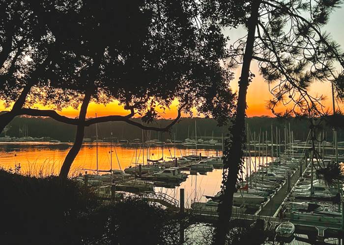 Coucher de soleil sur le Port de Plaisance de Bénodet au pied du Triplex