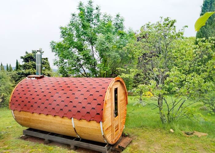 Le sauna au milieu des arbres du parc de la Bastide du Claus