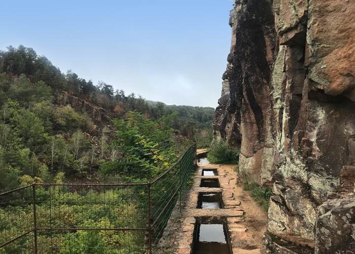 Aubazine, canal des moines : petite randonnée le long de cet extraordinaire ouvrage datant du XIIème siècle