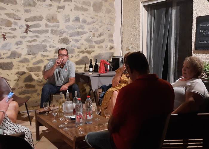 Jérôme du Domaine Pierre Fil explications sur la macération carbonique