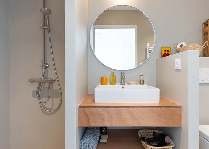 Vue salle d'eau chambre jaune