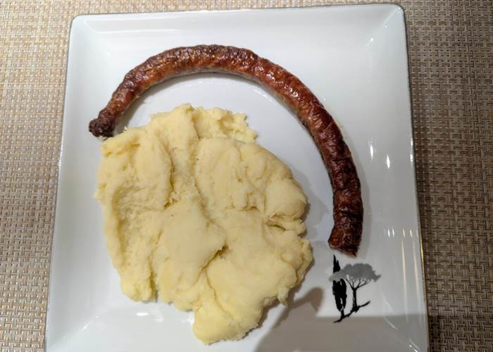 aligot-saucisse-saisonnee-specialite-aveyronnaise-table-hotes-centres.jpg