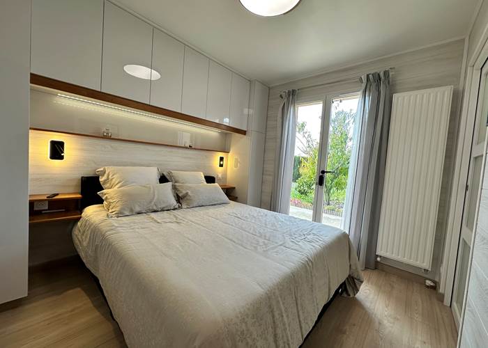 chambre-gabriel-lit-queen-size_vue-jardin_mas-des-anges-chambre-d-hotes-etape-hotel-soussans-margaux-oenotourisme.jpg