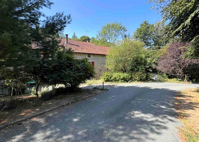 O Moulin du Fieux - Arrivée aux logements à gauche