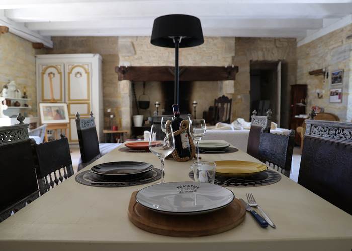 Table alsacienne conviviale au Château de Saint-Chamarand dans le Lot, repas de groupe et séjour gourmand