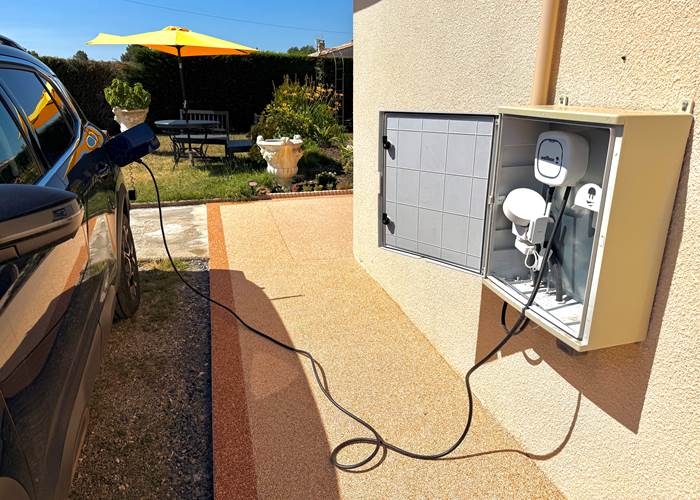 borne-recharge-electrique-parking_mas-des-anges_soussans-medoc-voyageurs-etape.jpg