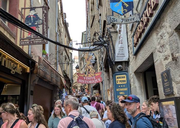 Rue  principal du MT ST Michel