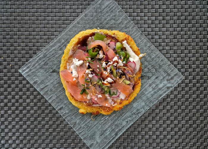 Galette de chou fleur, saumon fumée, feta, fleurs...
