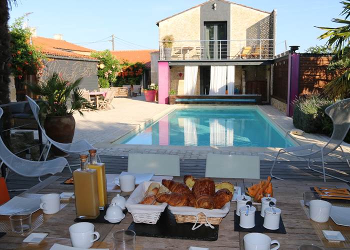 PETIT DEJEUNER SOUS LA PERGOLA BIOCLIMATIQUE