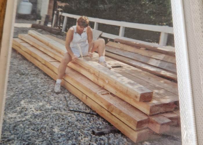 A cheval sur la poutre, pour lui donner un aspect vieilli...