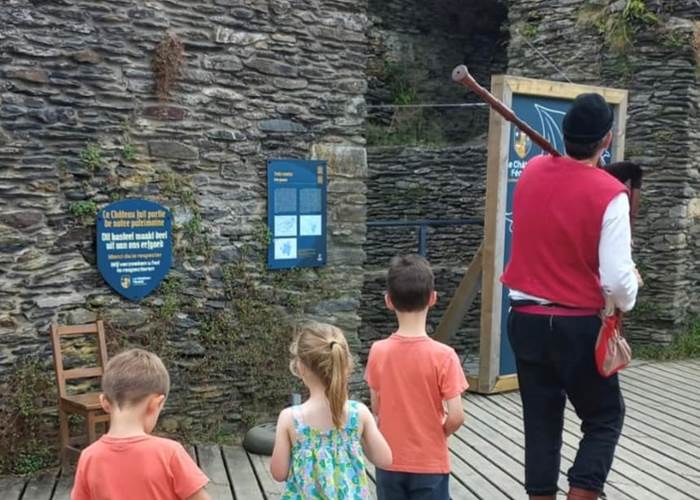 Animation médiévale par Triboulet de Toroul-Boroul au Château féodal de La Roche-en-Ardenne
