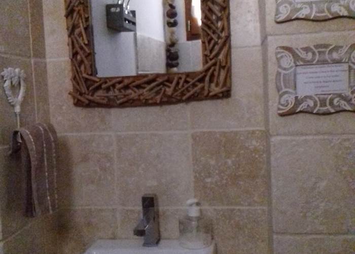 Toilette et son lave-mains...