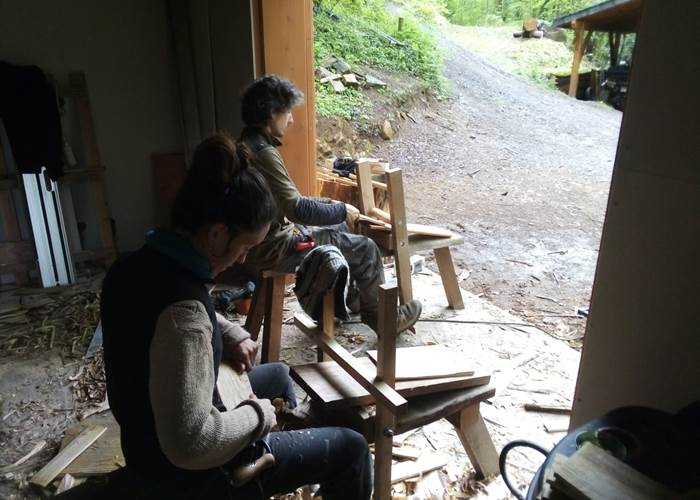 fabrication des bardeaux de chataigner pour le toit de la cabane