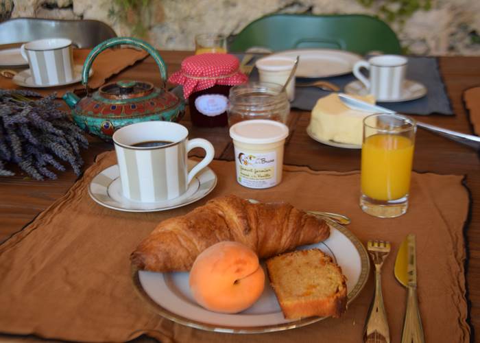 Notre table d'hôtes et son assiette gourmande