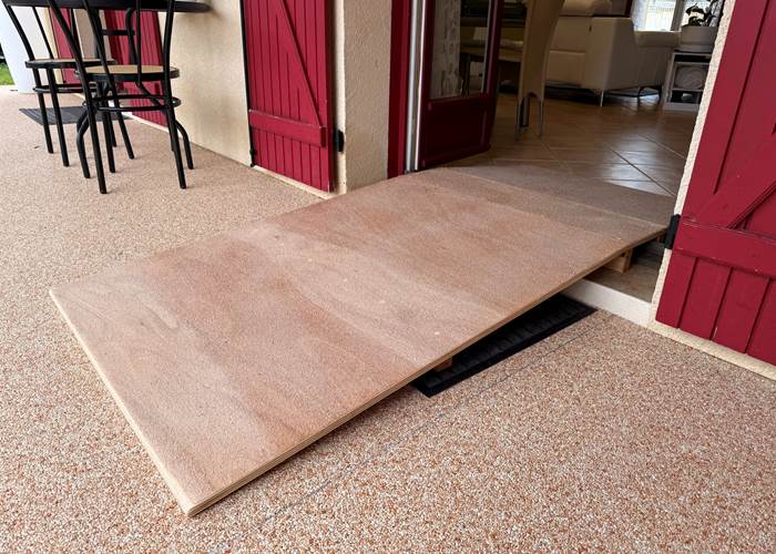 mas-des-anges-rampe-acces-pmr-entree-exterieure-salle à manger_accessibilite-securite-confort..jpeg