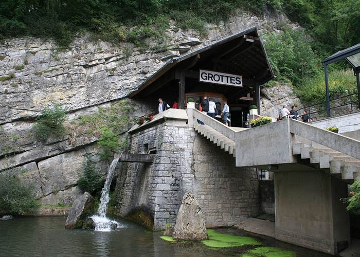 1024px-RemouchampGrotteIngaank[1]