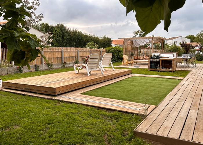 La piscine couverte par sa terrasse mobile en bois
