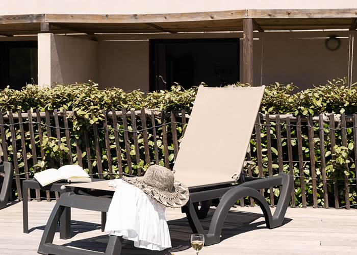 Farniente et bronzage au bord de la piscine sur nos bains de soleil-page
