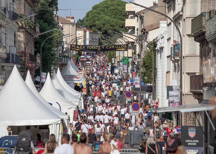 Les rues de Béziers animées pendant les festivités de la Féria.