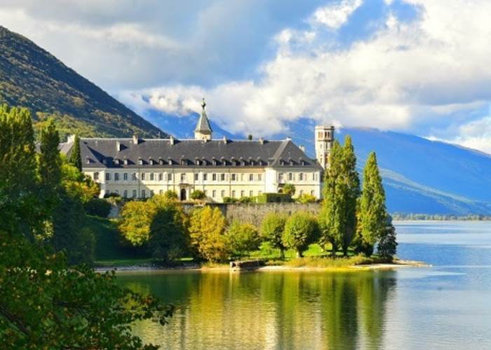 Abbaye royale d'Hautecombe, superbe lieu à découvrir au bord du lac du Bourget en Savoie. A proximité du Manoir du Colombier.