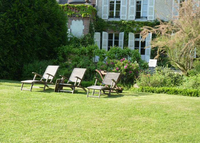 Coin repos avec chaises longues  au Clos-news