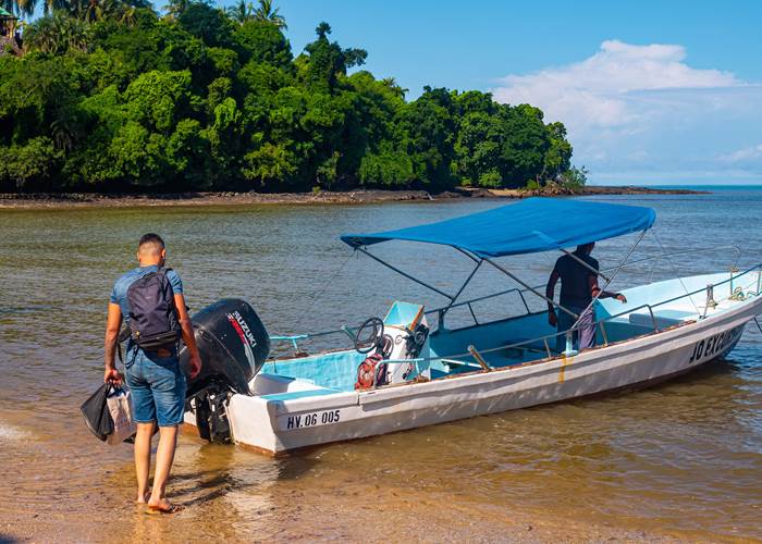 Des touristes qui se préparent pour une ballade en bateau à Nosy Be, Madagascar