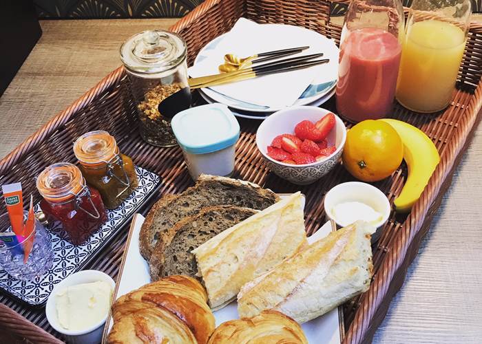 plateau de petit déjeuner en room service