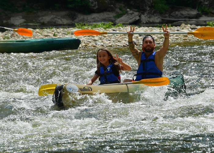 canoe ardeche eau navigation famille alain bateaux