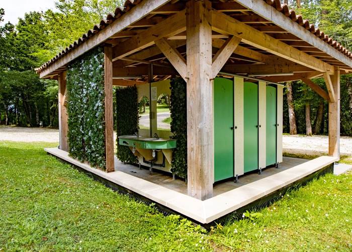 Le bloc sanitaire réservé aux camping-caristes