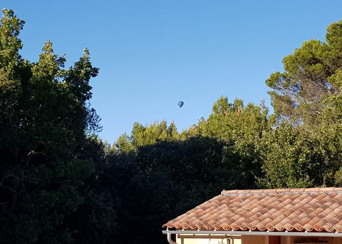 Montgoflière au-dessus de la piscine des gîtes Luberon Lub'heureux