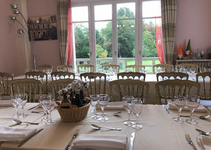 Salle Cèdre, tables rectangles pour baptême