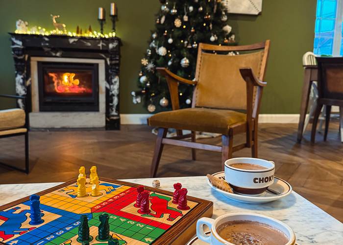 Ambiance de Noël : jeux de société et chaleur du feu