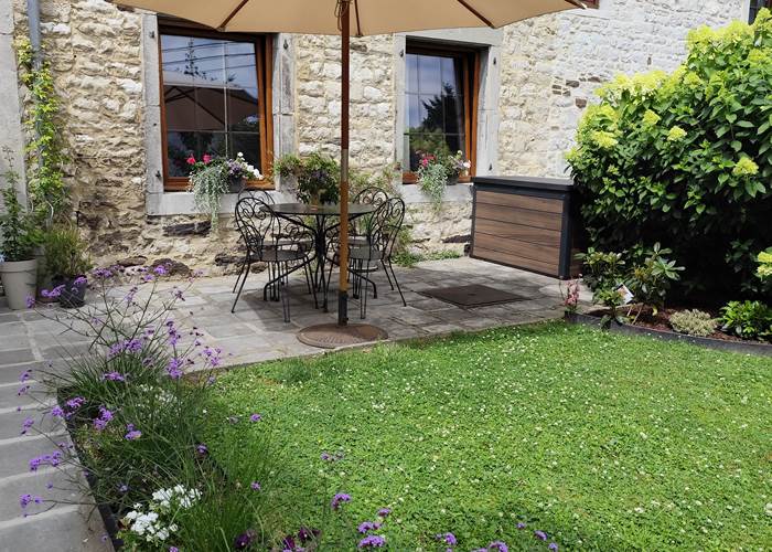 La Grange de Bonneville : la terrasse et le jardin privatif