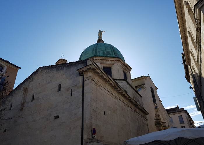 Cathédrale Saint-Anne d'Apt jour de marché le samedi matin en Provence
