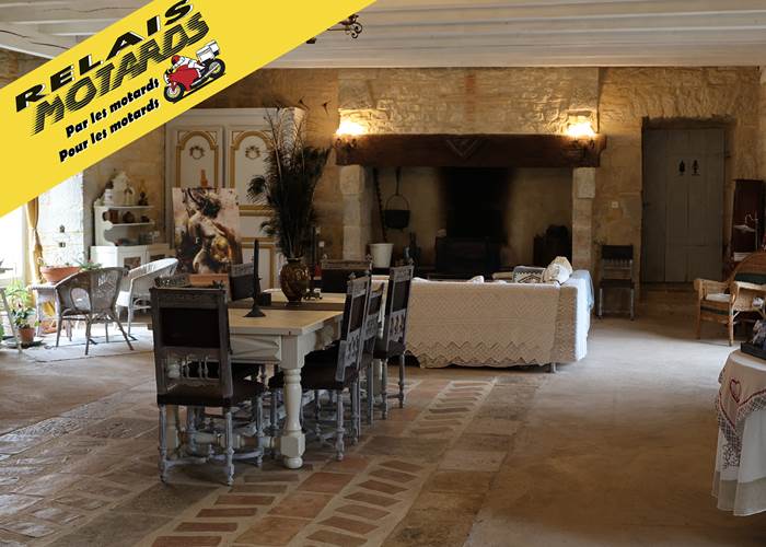 Accueil de groupe motard au Château de Saint-Chamarand : grand salon du chateau.