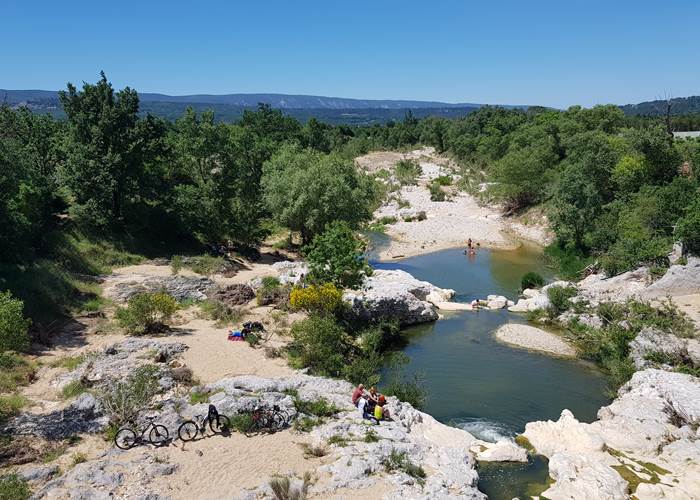 Rivière à Pont Julien dans le Luberon