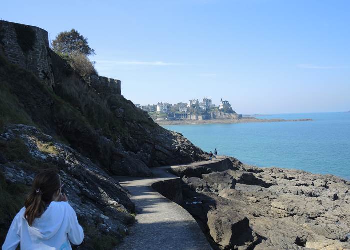 Clos de la Fontaine Dinard, le chemin de ronde pointe du Moulinet