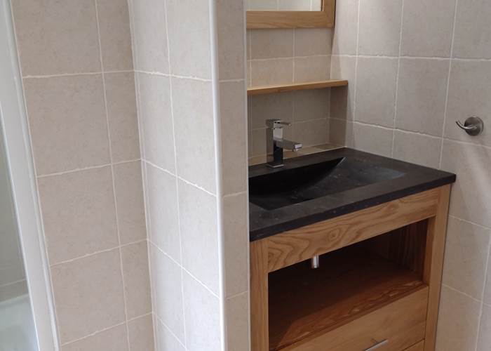 Salle de bain avec douche