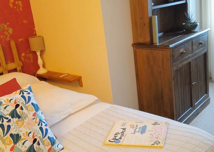 Dans la chambre - chambre d'hôtes l'Éphémère à Limoges