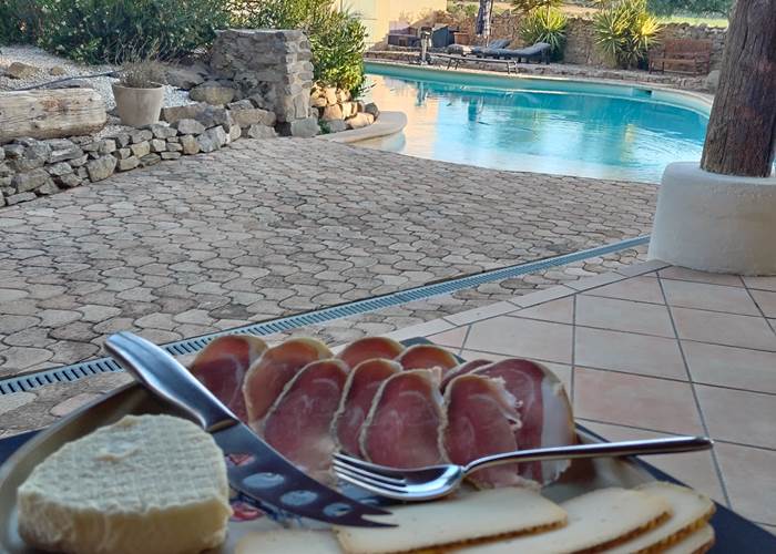 Pour bien commencer la journée un petit déjeuner du terroir et du fait maison