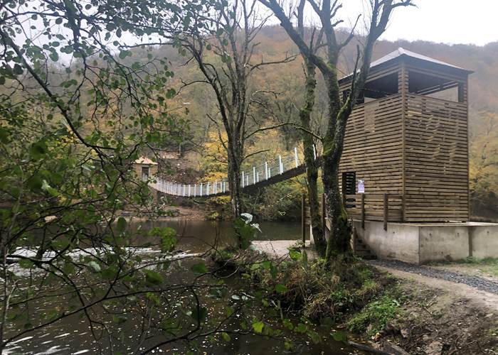 A voir la passerelle suspendue qui relie Corbion à Bouillon