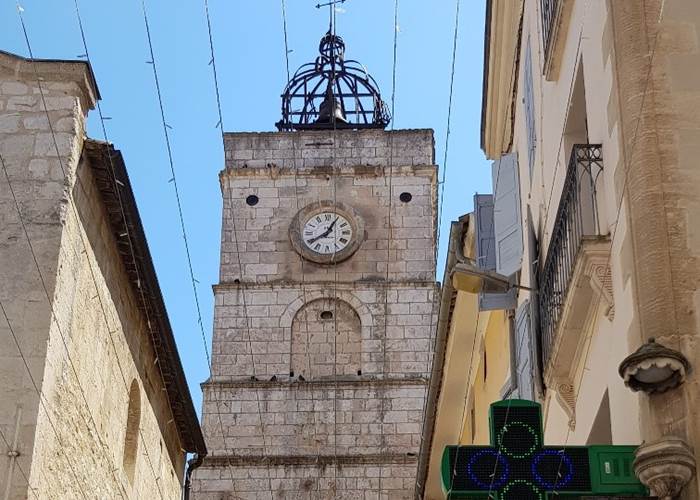 La tour de l'horloge à Apt, jour de marché provençal le samedi matin