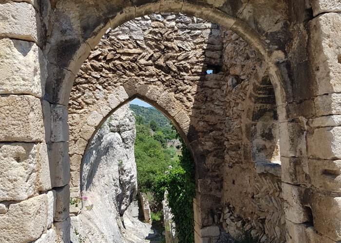 Ruines_et_falaise_saint_saturnin_les_apt