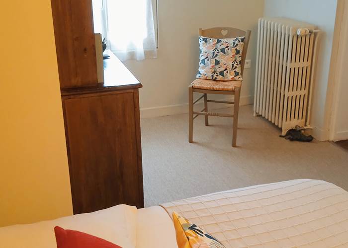 Dans la chambre - chambre d'hôtes l'Éphémère à Limoges