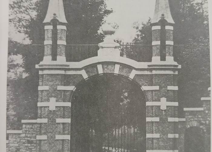 portail du château à l'origine ( photo extraite de la revue Wépion 2000, le château de Marlagne)