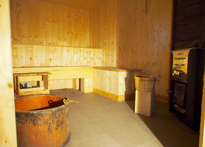Grand sauna en bois pour les clients de l'hôtel
